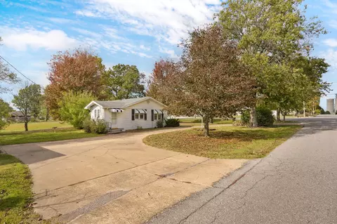 1224 E Church St, Aurora, MO 65605 photo 5