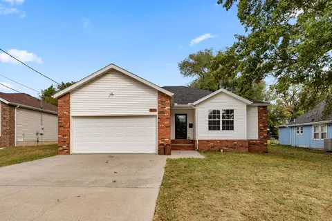 829 E Locust St, Bolivar, MO 65613