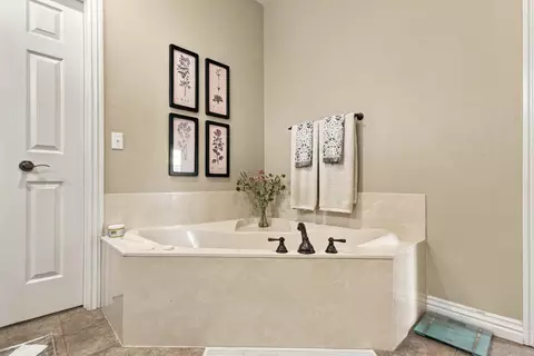 Bath - 3826 E Fox Grape Rd, Springfield, MO 65809 photo 4 of 8