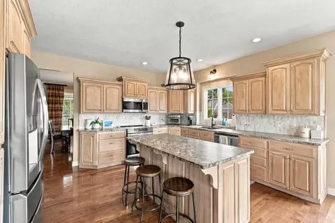 Kitchen - 3826 E Fox Grape Rd, Springfield, MO 65809 photo 4 of 7