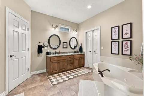 Bath - 3826 E Fox Grape Rd, Springfield, MO 65809 photo 1 of 8