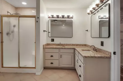 Bath - 2542 W Heritage Dr, Ozark, MO 65721 photo 2 of 8