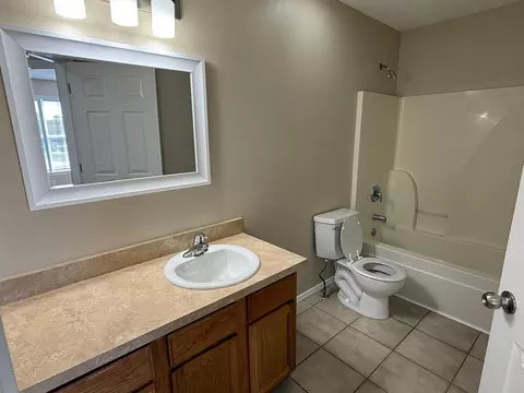 Bath - 4403 W Delmar St, Springfield, MO 65802 photo 3 of 3