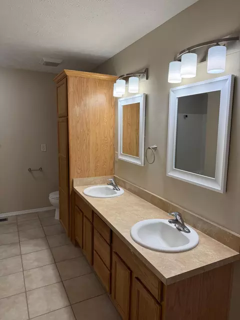 Bath - 4403 W Delmar St, Springfield, MO 65802 photo 1 of 3