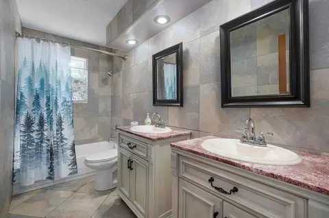 Bath - 5744 S Roanoke Ave, Springfield, MO 65810 photo 2 of 2
