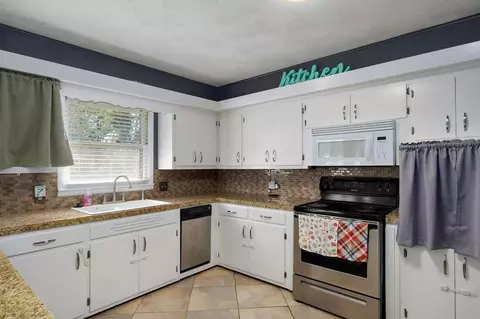 Kitchen - 5744 S Roanoke Ave, Springfield, MO 65810 photo 1 of 2