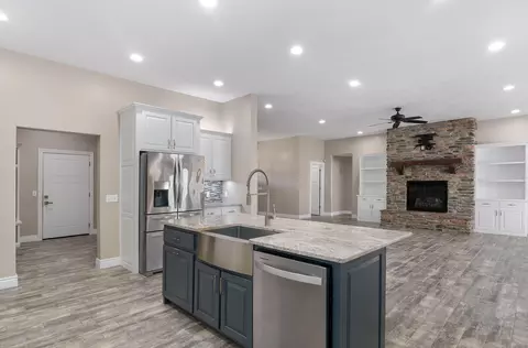 Kitchen - 681 Headwaters Dr, Marshfield, MO 65706 photo 2 of 3