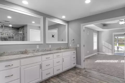 Bath - 681 Headwaters Dr, Marshfield, MO 65706 photo 2 of 6
