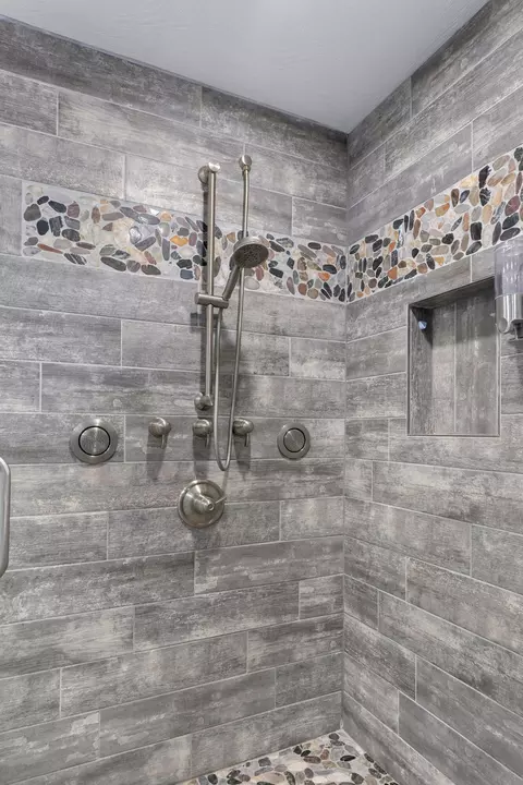 Bath - 681 Headwaters Dr, Marshfield, MO 65706 photo 4 of 6