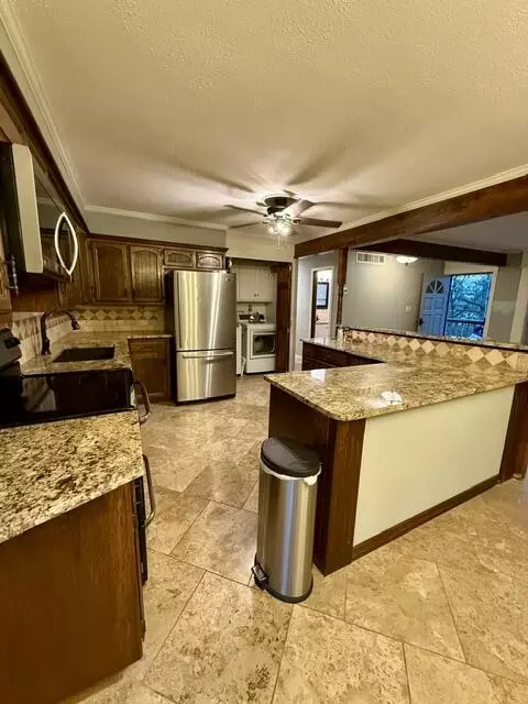 Kitchen - 27157 Walnut Dr, Eagle Rock, MO 65641 photo 2 of 2