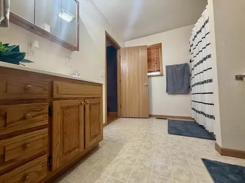 Bath - 612 Michael Stihl Rd, Mountain View, MO 65548 photo 2 of 3