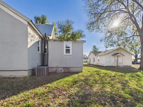 Exterior - 809 Cherry St #1, Cabool, MO 65689 photo 4 of 11