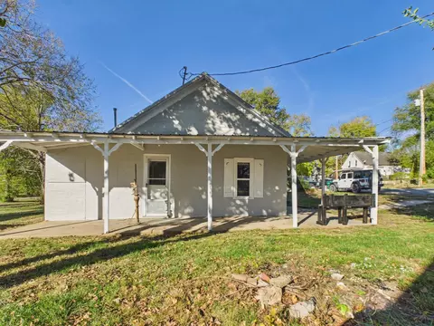 Exterior - 809 Cherry St #1, Cabool, MO 65689 photo 2 of 11