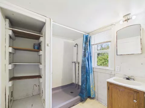 Bath - 809 Cherry St #1, Cabool, MO 65689 photo 2 of 4