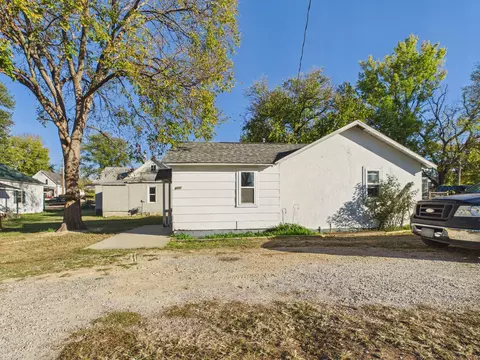 Exterior - 809 Cherry St #1, Cabool, MO 65689 photo 10 of 11