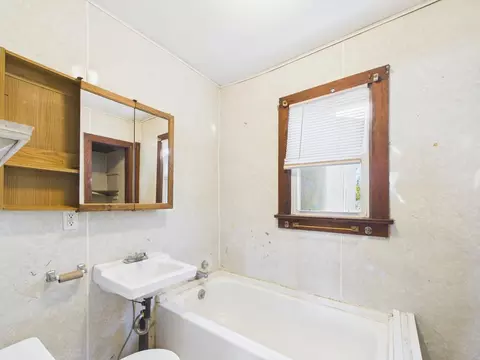Bath - 809 Cherry St #1, Cabool, MO 65689 photo 1 of 4