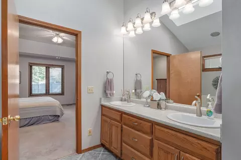 Bath - 5594 S Newton Ave, Springfield, MO 65810 photo 2 of 5