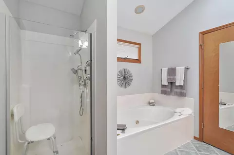 Bath - 5594 S Newton Ave, Springfield, MO 65810 photo 3 of 5