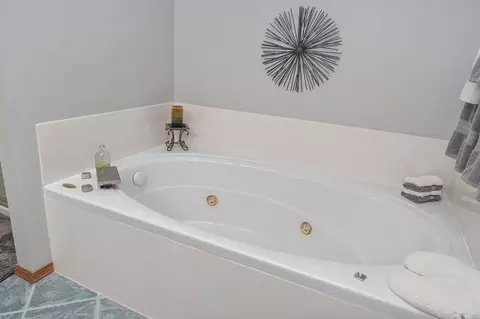 Bath - 5594 S Newton Ave, Springfield, MO 65810 photo 4 of 5