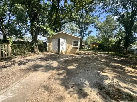 Exterior - 912 N Brown Ave, Springfield, MO 65802 photo 3 of 4