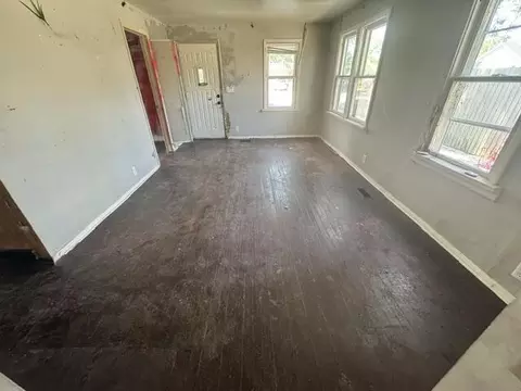 Living - 912 N Brown Ave, Springfield, MO 65802 photo 2 of 2