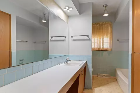 Bath - 2211 E Mirabeau St, Springfield, MO 65804 photo 2 of 2