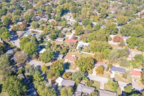 View/Area - 2211 E Mirabeau St, Springfield, MO 65804 photo 3 of 4