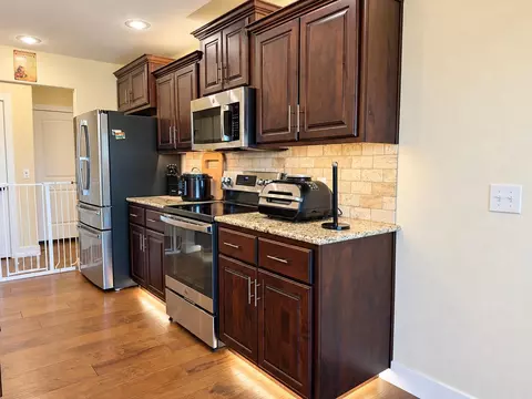 Kitchen - 1938 S Lullwood Ave, Springfield, MO 65802 photo 6 of 8