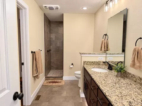 Bath - 1938 S Lullwood Ave, Springfield, MO 65802 photo 2 of 15