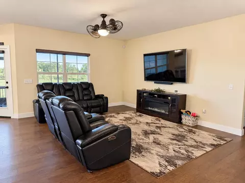 Living - 1938 S Lullwood Ave, Springfield, MO 65802 photo 3 of 4