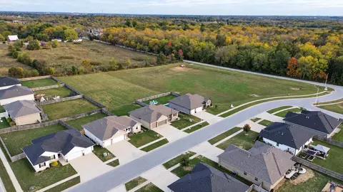 View/Area - 1938 S Lullwood Ave, Springfield, MO 65802 photo 3 of 6