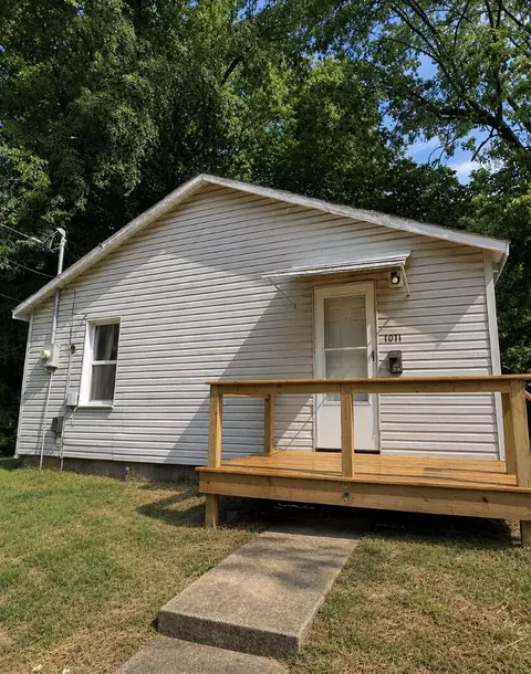 Exterior - 527 S Broadway Ave, Springfield, MO 65806 photo 3 of 12