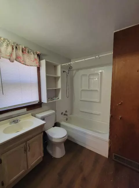 Bath - 527 S Broadway Ave, Springfield, MO 65806 photo 9 of 10