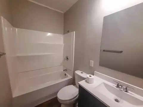 Bath - 527 S Broadway Ave, Springfield, MO 65806 photo 10 of 10