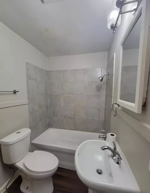 Bath - 527 S Broadway Ave, Springfield, MO 65806 photo 6 of 10