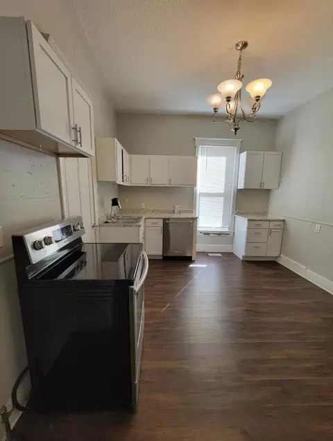 Kitchen - 527 S Broadway Ave, Springfield, MO 65806 photo 3 of 12