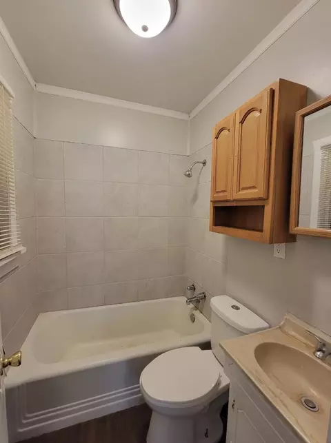 Bath - 527 S Broadway Ave, Springfield, MO 65806 photo 4 of 10