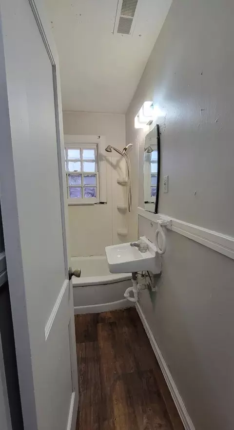 Bath - 527 S Broadway Ave, Springfield, MO 65806 photo 5 of 10