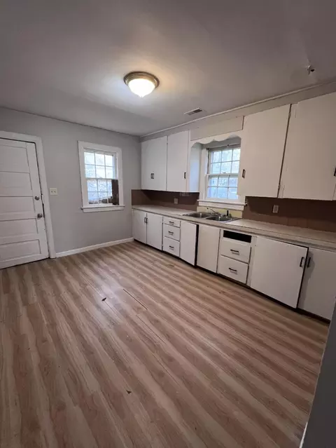 Kitchen - 527 S Broadway Ave, Springfield, MO 65806 photo 7 of 12