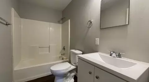 Bath - 527 S Broadway Ave, Springfield, MO 65806 photo 3 of 10