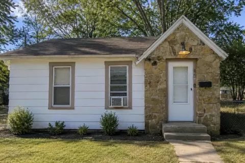 Exterior - 527 S Broadway Ave, Springfield, MO 65806 photo 11 of 12
