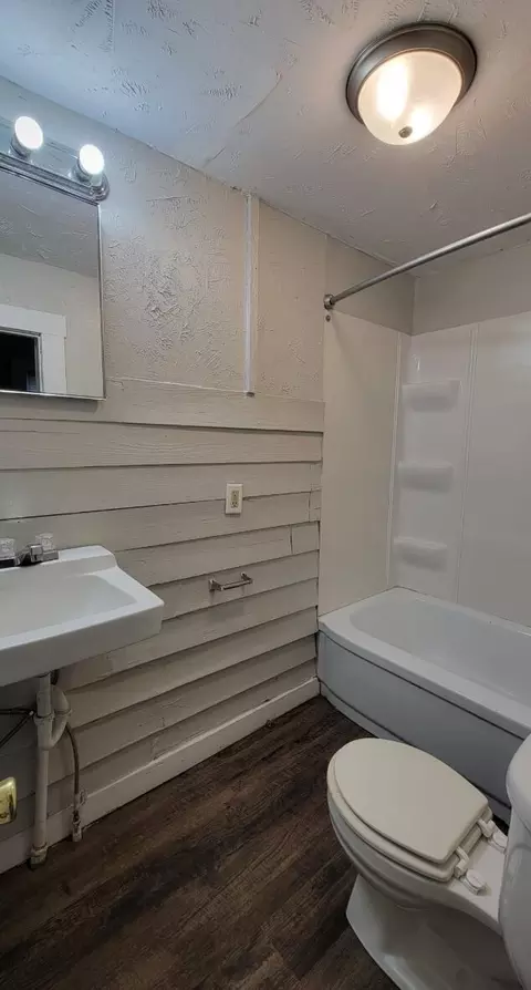 Bath - 527 S Broadway Ave, Springfield, MO 65806 photo 1 of 10