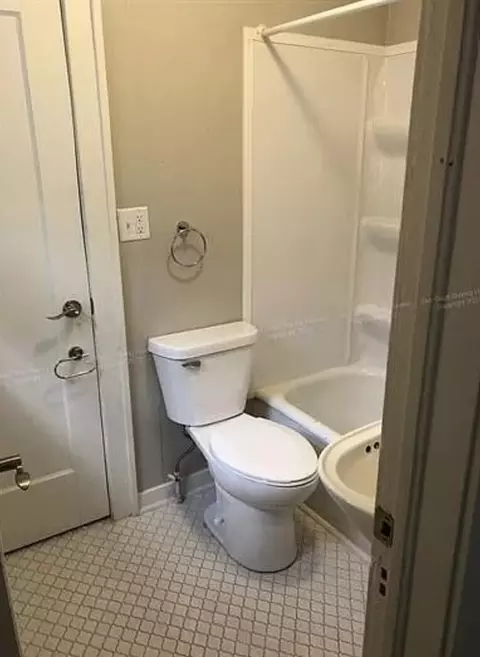 Bath - 527 S Broadway Ave, Springfield, MO 65806 photo 7 of 10
