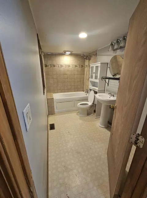 Bath - 527 S Broadway Ave, Springfield, MO 65806 photo 8 of 10