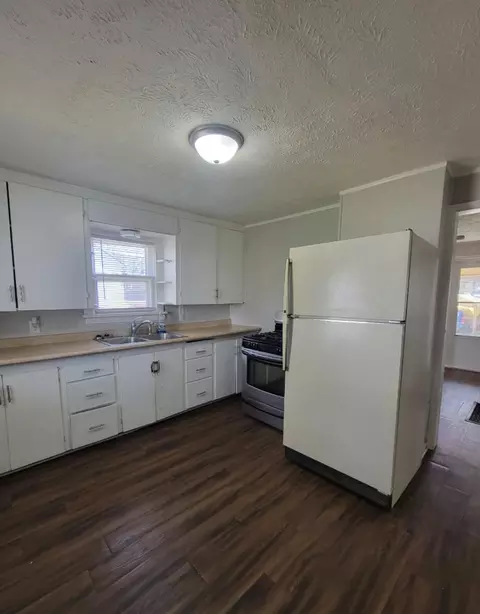Kitchen - 527 S Broadway Ave, Springfield, MO 65806 photo 8 of 12