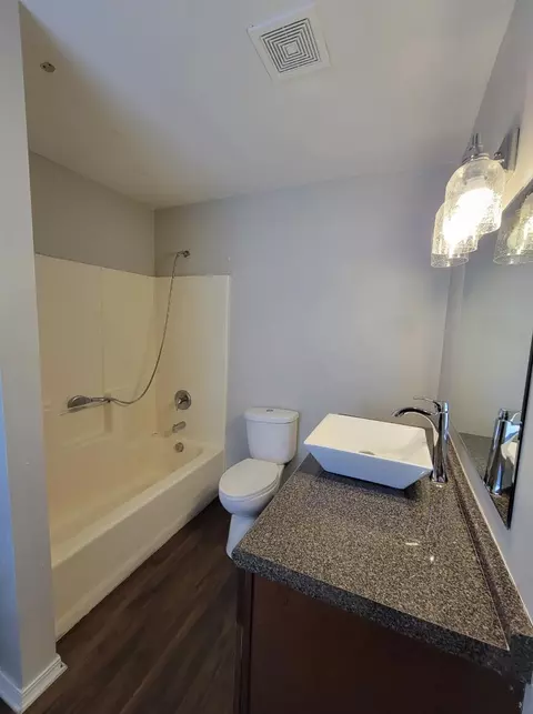 Bath - 527 S Broadway Ave, Springfield, MO 65806 photo 2 of 10