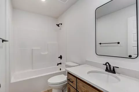 Bath - 883 E Virginia Ln, Nixa, MO 65714 photo 3 of 4