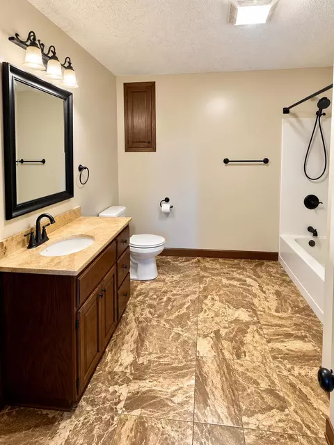 Bath - 260 Gardenia Ln, Republic, MO 65738 photo 6 of 8