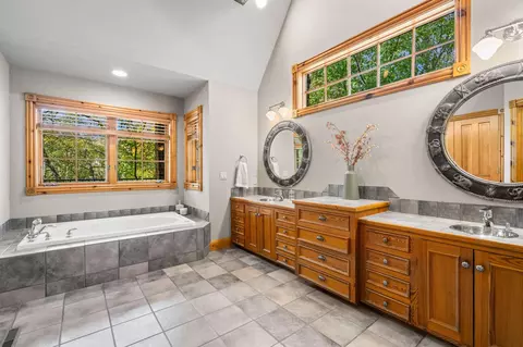 Bath - 4827 S Landon Ct, Springfield, MO 65810 photo 3 of 11