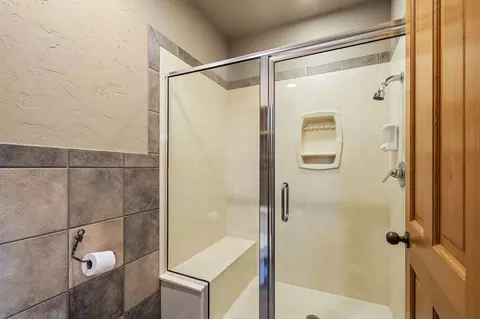 Bath - 4827 S Landon Ct, Springfield, MO 65810 photo 5 of 11